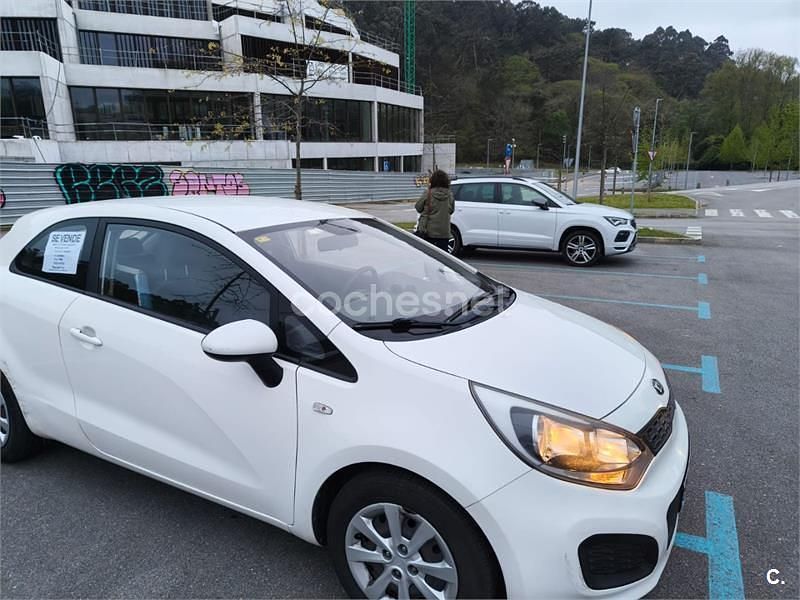 Usado Kia Rio 85 CV (62 kW) 2014 Blanco Berlina