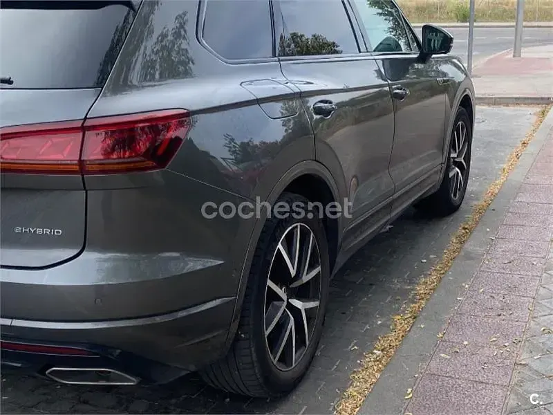 Usado VW Touareg R 462 CV (339 kW) 2021 Gris / plata SUV