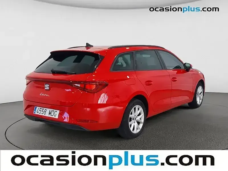 Usado Seat Leon Style 110 CV (80 kW) 2023 Rojo Familiar