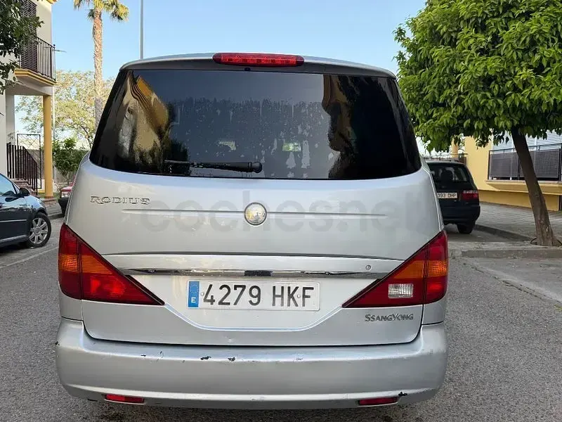 Usado SsangYong Rodius 155 CV (114 kW) 2013 Gris / plata Monovolumen
