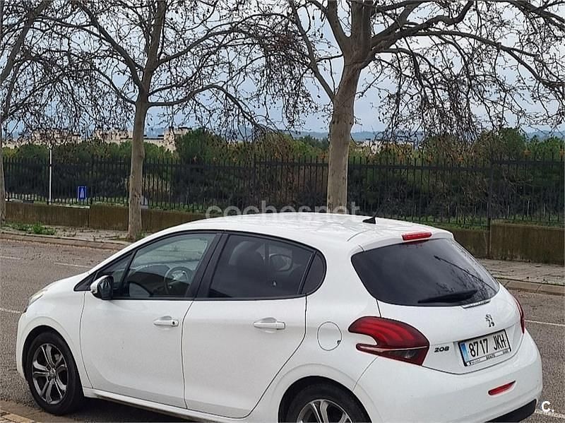 Usado Peugeot 208 Active 82 CV (60 kW) 2015 Blanco Utilitario