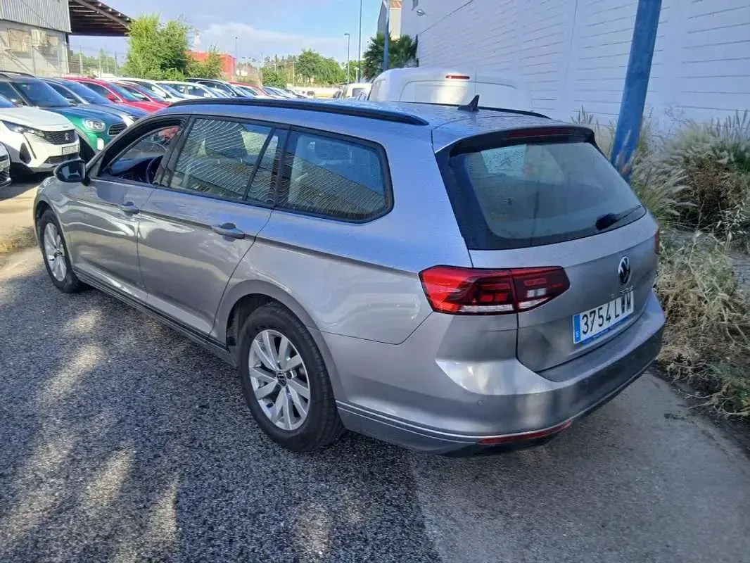 Usado VW Passat Business 122 CV (89 kW) 2022 Gris Familiar