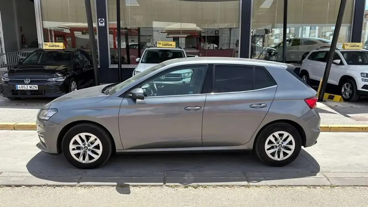 Usado Skoda Fabia 116 CV (85 kW) 2025 Gris Utilitario