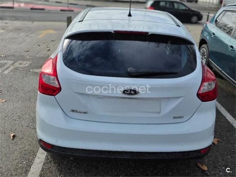 Usado Ford Focus Trend 100 CV (73 kW) 2012 Blanco Berlina