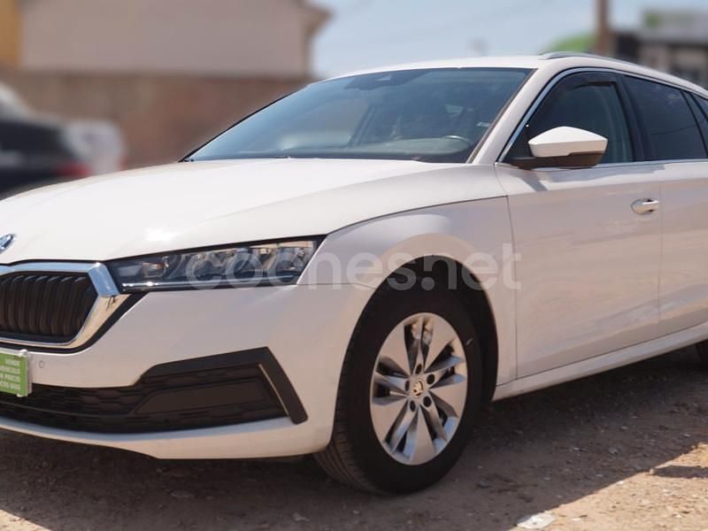 Blanco Usado 2022 Skoda Octavia Ambition Familiar | 19.800 € (Precio justo) - Imagen 1/4