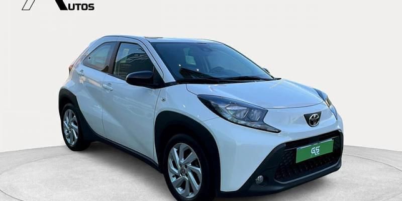 Usado Toyota Aygo X Play 72 CV (52 kW) 2022 Blanco SUV