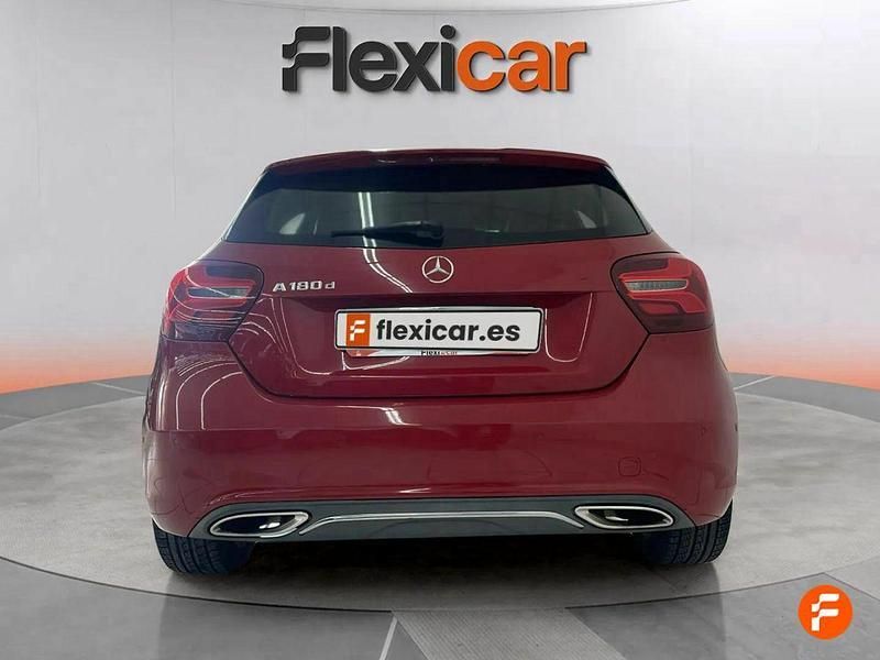 Usado Mercedes A180 Style 109 CV (80 kW) 2015 Rojo Utilitario