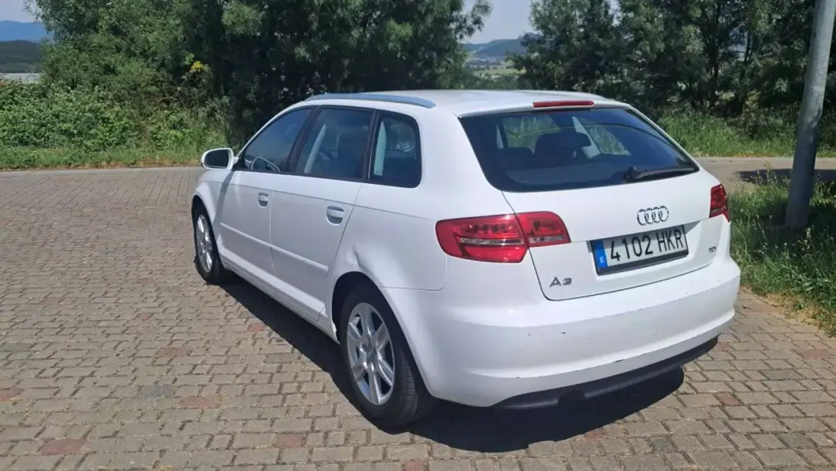 Usado Audi A3 Sportback Attraction 105 CV (77 kW) 2012 Blanco Utilitario