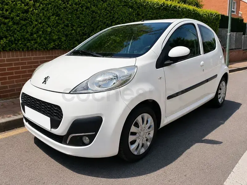 Usado Peugeot 107 Active 68 CV (50 kW) 2013 Blanco Utilitario