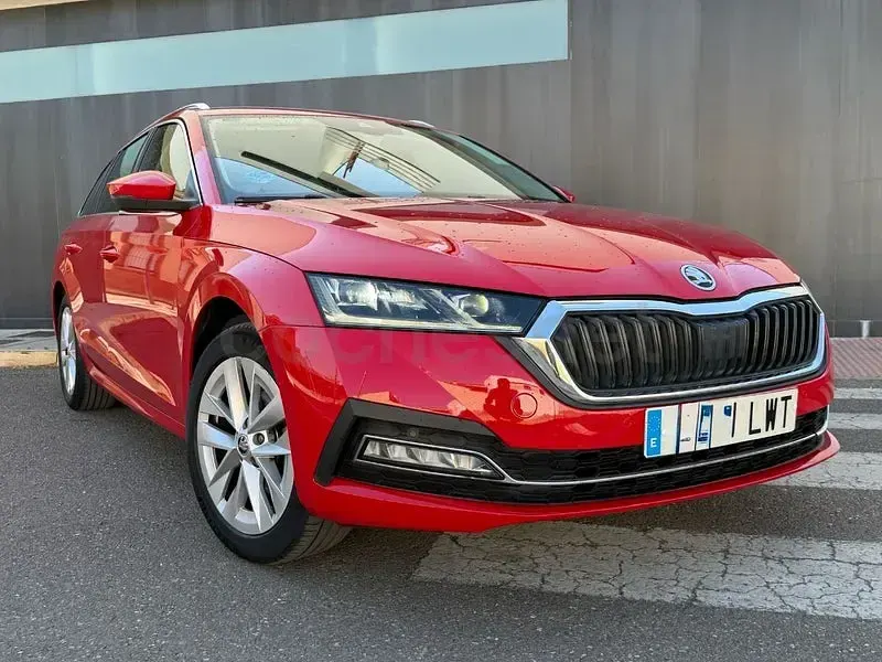 Usado Skoda Octavia Style 150 CV (110 kW) 2022 Rojo Familiar