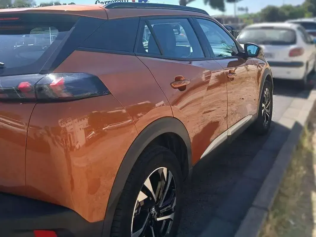 Usado Peugeot 2008 Allure 102 CV (75 kW) 2020 Naranja SUV