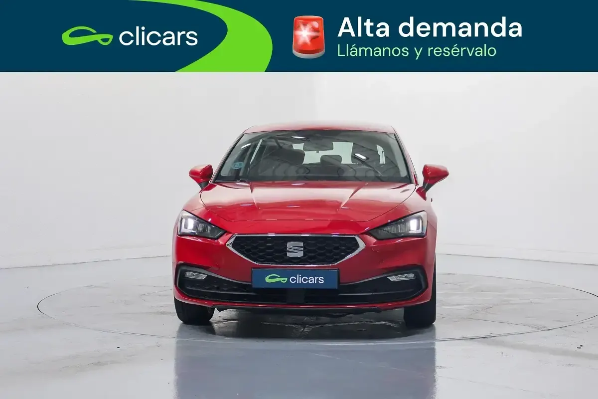 Usado Seat Leon Reference 110 CV (80 kW) 2021 Rojo Berlina