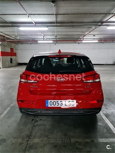 Usado Hyundai i30 120 CV (88 kW) 2021 Rojo Berlina