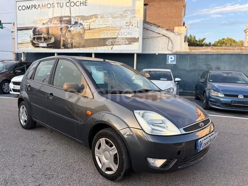 Gris / plata Usado 2005 Ford Fiesta Ambiente Utilitario | 3990 € (Un poco caro) - Imagen 1/4