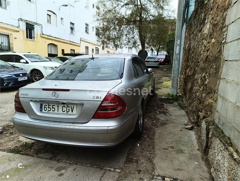 Usado Mercedes E220 Elegance 143 CV (105 kW) 2003 Gris / plata Berlina
