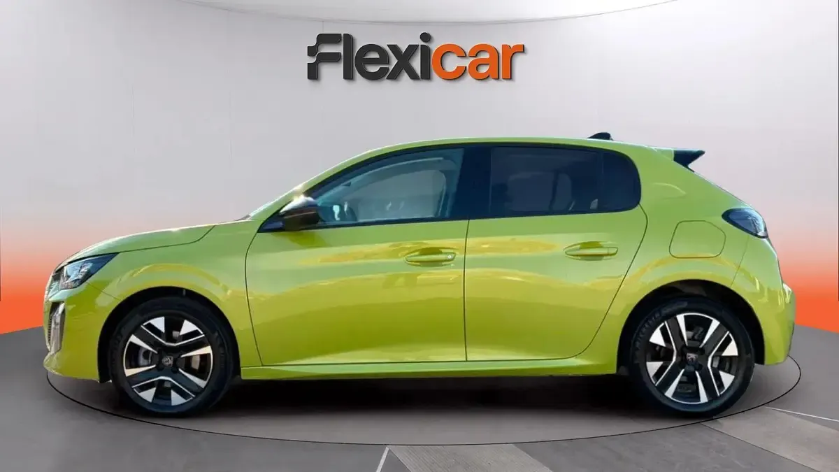 Usado Peugeot 208 Allure 110 CV (80 kW) 2025 Amarillo Utilitario