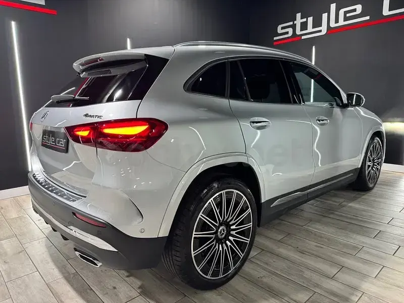 Usado Mercedes GLA220 190 CV (139 kW) 2024 Gris / plata SUV