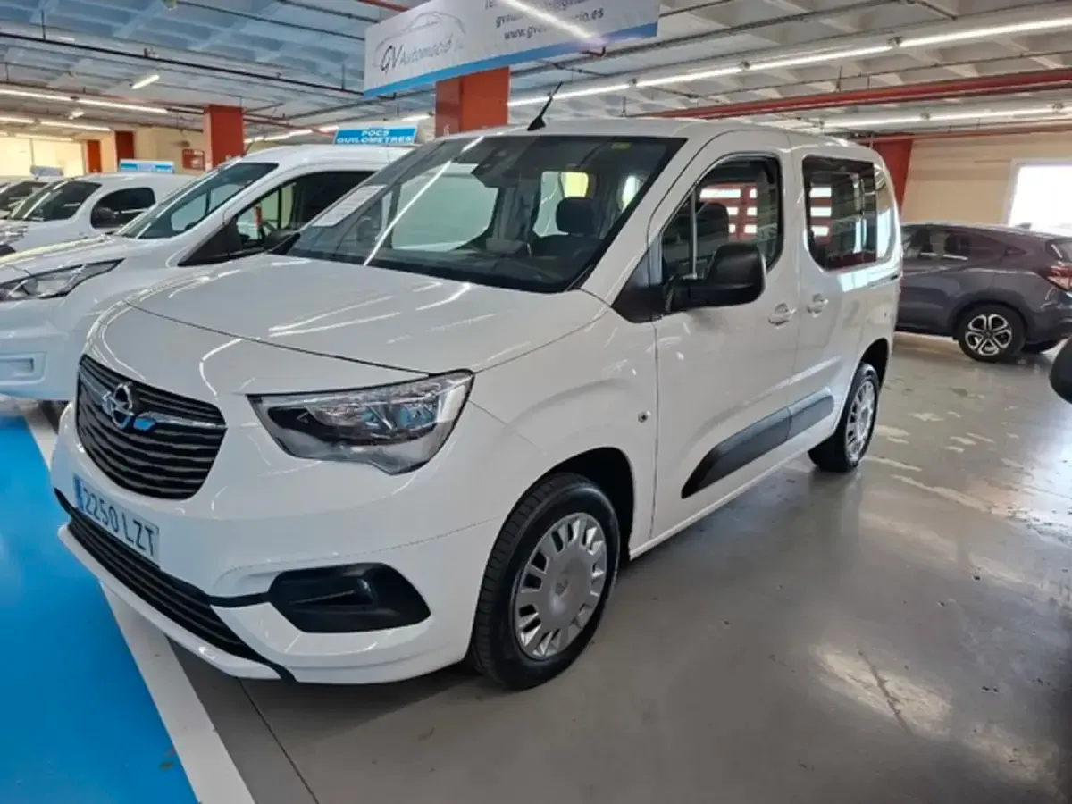 Usado Opel Combo Life Edition 102 HP (75 kW) 2022