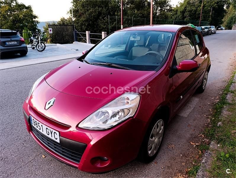 Usado Renault Clio II Authentique 75 CV (55 kW) 2010 Granate Berlina