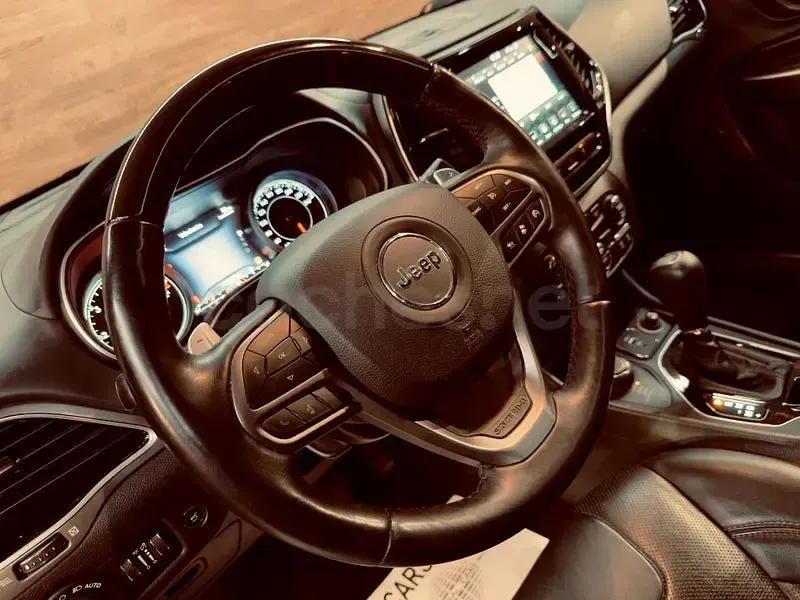 Usado Jeep Cherokee Overland 195 CV (143 kW) 2019 Gris / plata SUV