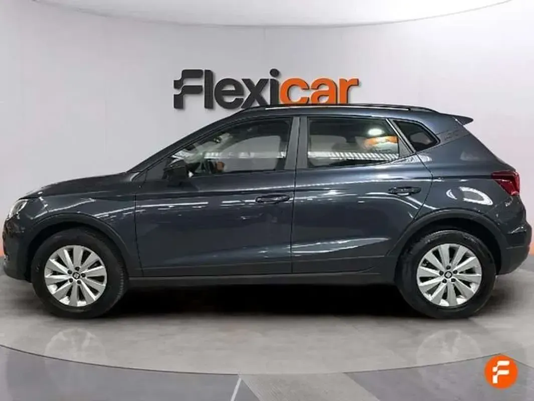 Usado Seat Arona Ecomotive 110 CV (80 kW) 2021 Gris SUV
