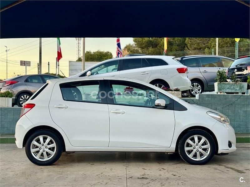 Usado Toyota Yaris Active 69 CV (50 kW) 2013 Blanco Utilitario