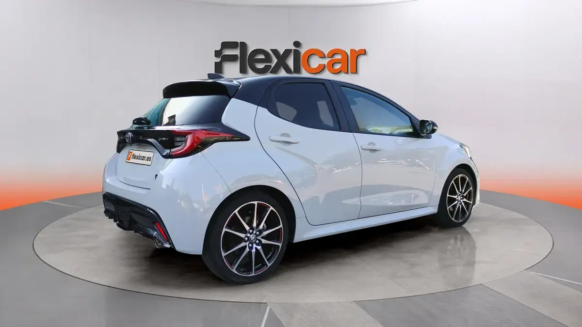 Usado Toyota Yaris Hybrid Plus 130 CV (95 kW) 2024 Gris Berlina