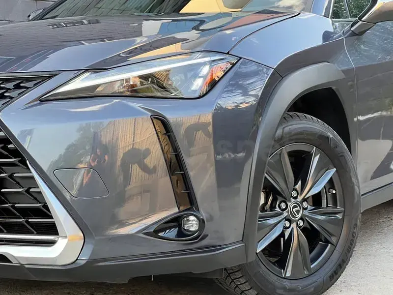 Usado Lexus UX Business Edition 184 CV (135 kW) 2023 Gris / plata SUV