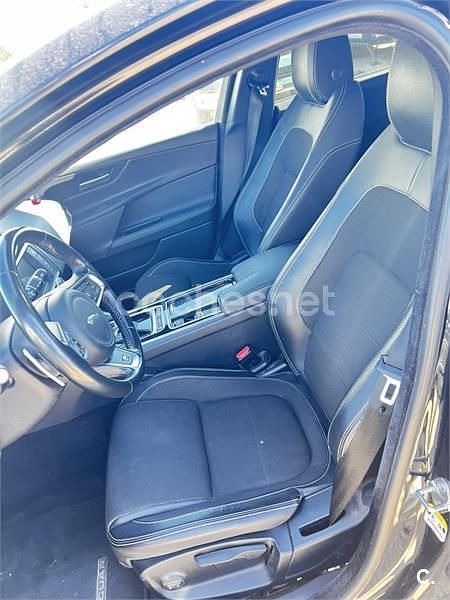 Usado Jaguar XE R-Sport 180 CV (132 kW) 2017 Negro Berlina