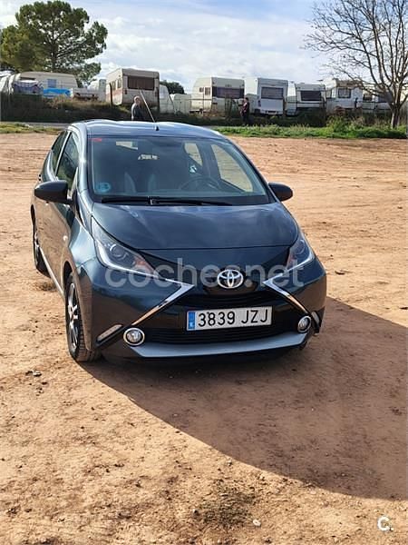 Gris / plata Usado 2017 Toyota Aygo X-play Utilitario | 9990 € (Un poco caro) - Imagen 1/4