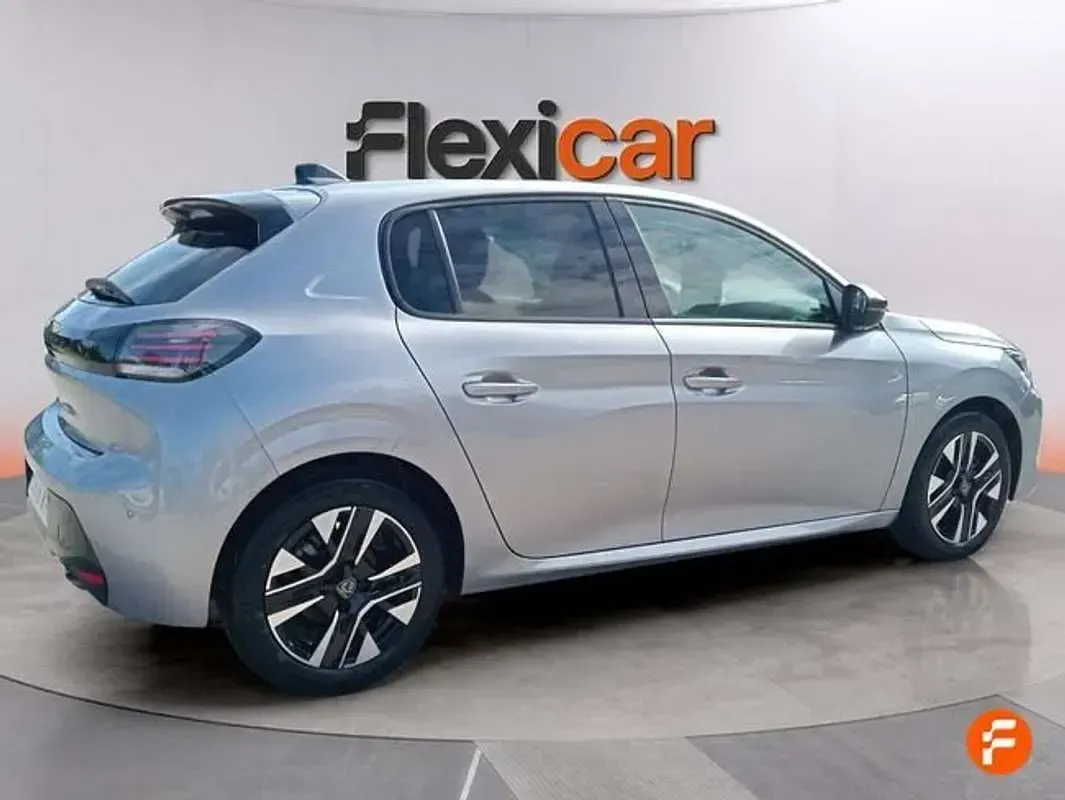 Usado Peugeot 208 Allure 101 CV (74 kW) 2025 Gris Utilitario