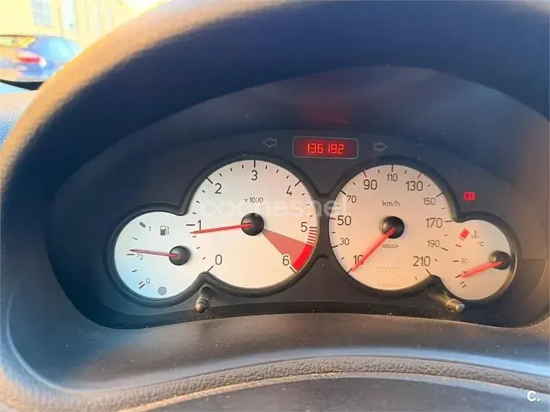 Usado Peugeot 206 70 CV (51 kW) 2004 Azul Berlina