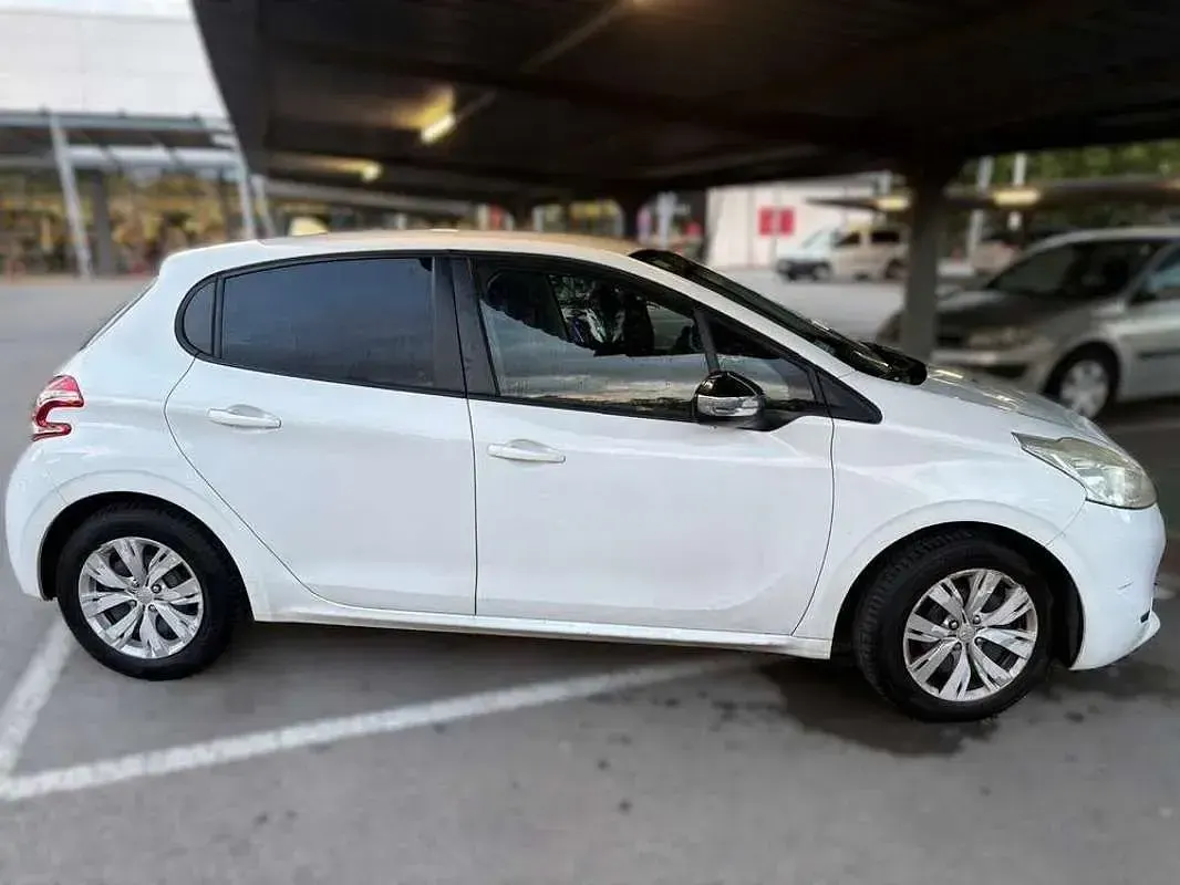 Usado Peugeot 208 Active 82 CV (60 kW) 2013 Blanco Utilitario