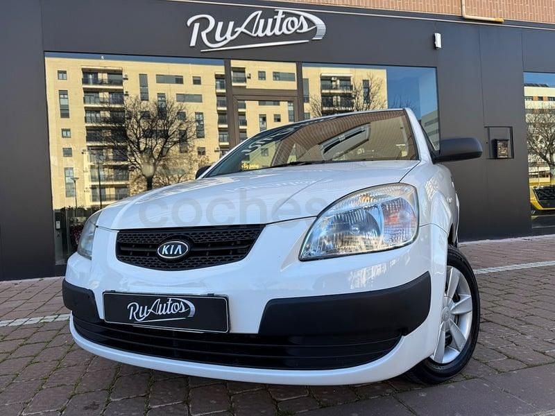 Usado Kia Rio 110 CV (80 kW) 2007 Blanco Berlina