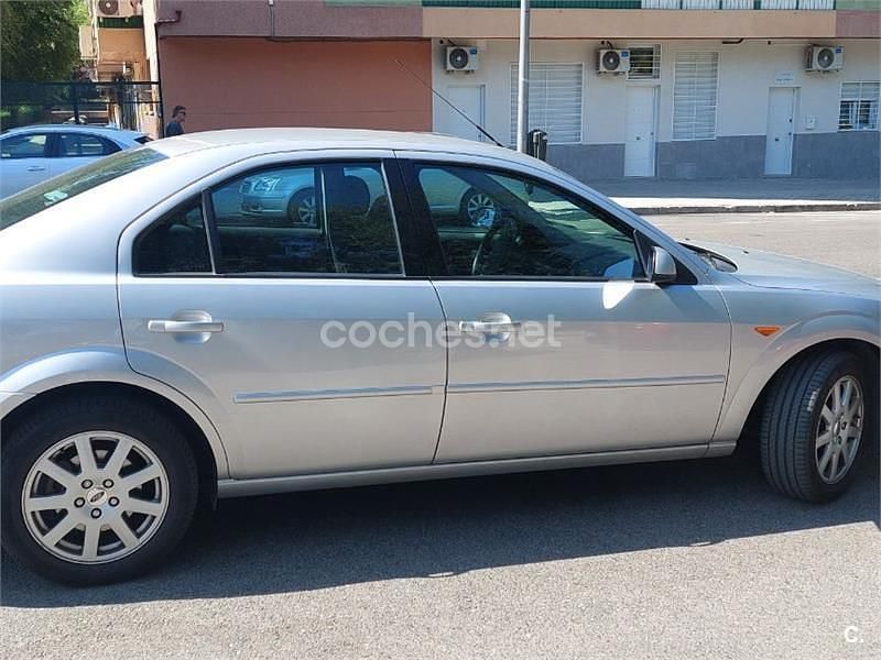 Gris / plata Usado 2002 Ford Mondeo Trend Berlina | 2100 € (Precio justo) - Imagen 1/4