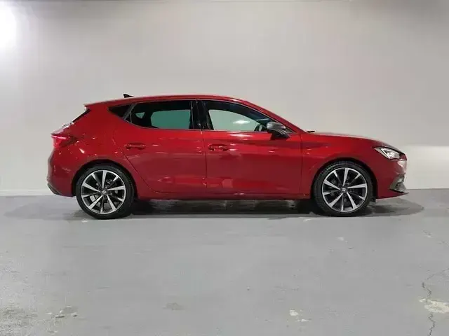 Usado Seat Leon FR 150 CV (110 kW) 2021 Rojo Utilitario