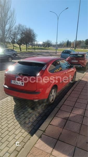 Usado Ford Focus Trend 100 CV (73 kW) 2006 Rojo Berlina