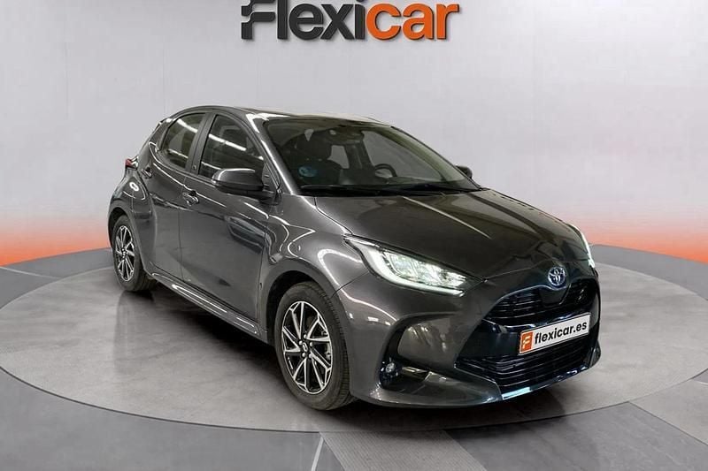Gris Usado 2022 Toyota Yaris Hybrid Plus Berlina | 18.990 € (Precio justo) - Imagen 1/4