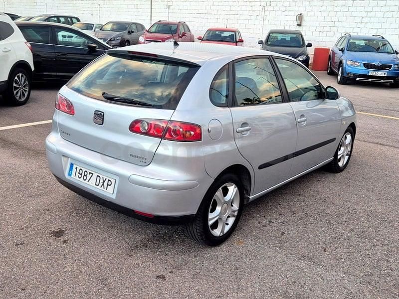Usado Seat Ibiza 100 CV (73 kW) 2006 Gris / plata Utilitario