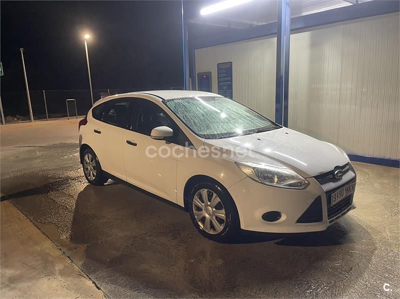 Usado Ford Focus Trend 95 CV (69 kW) 2012 Blanco Berlina