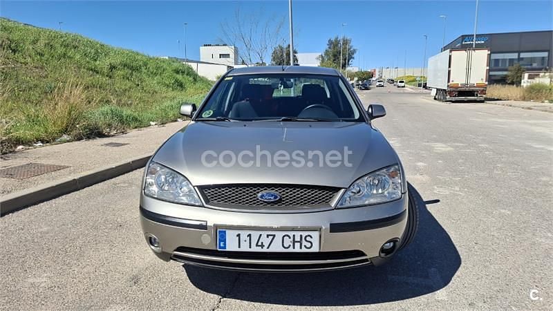 Usado Ford Mondeo Trend 125 CV (91 kW) 2003 Beige Berlina