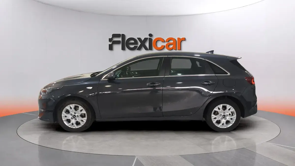 Usado Kia Ceed 136 CV (100 kW) 2023 Gris Utilitario
