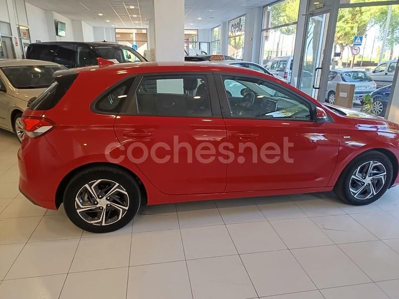 Granate Usado 2021 Hyundai i30 Berlina | 15.999 € (Precio justo) - Imagen 1/4