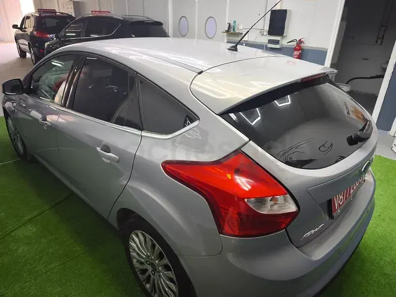 Usado Ford Focus Titanium 163 CV (119 kW) 2014 Gris / plata Berlina