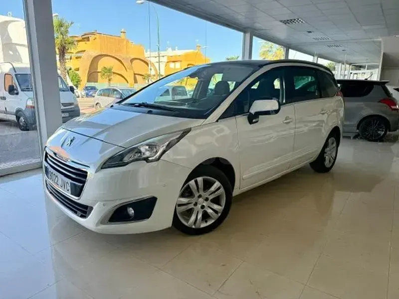 Usado Peugeot 5008 Active 120 CV (88 kW) 2016 Blanco Monovolumen