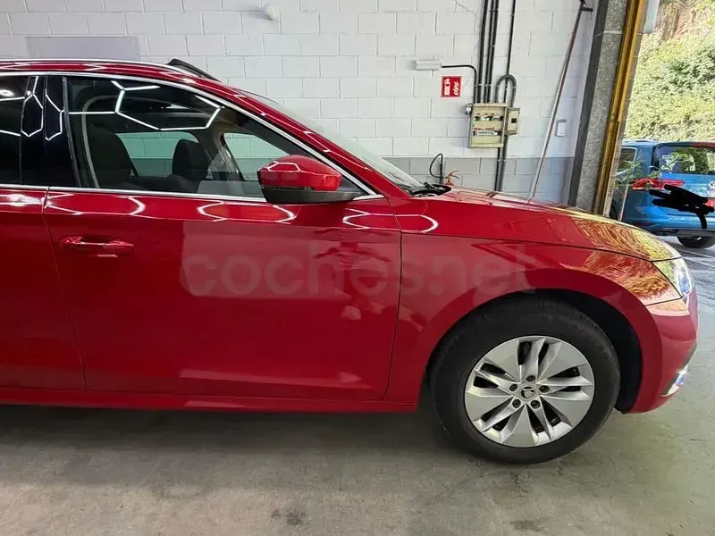 Usado Skoda Octavia Ambition 150 CV (110 kW) 2023 Rojo Familiar