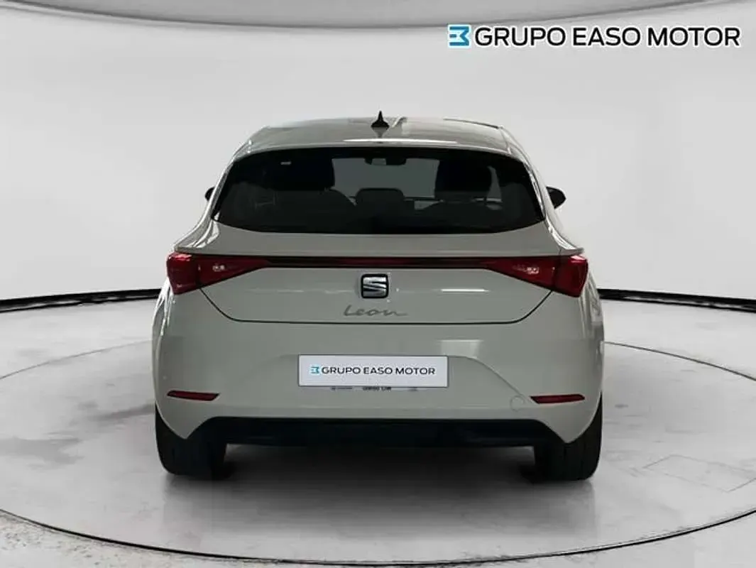 Usado Seat Leon Reference 110 CV (80 kW) 2022 Blanco Utilitario