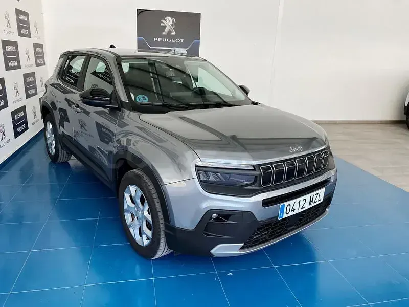 Usado Jeep Avenger Altitude 100 CV (73 kW) 2025 Gris / plata SUV