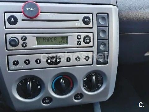 Usado Ford Fiesta Trend 68 CV (50 kW) 2005 Rojo Utilitario