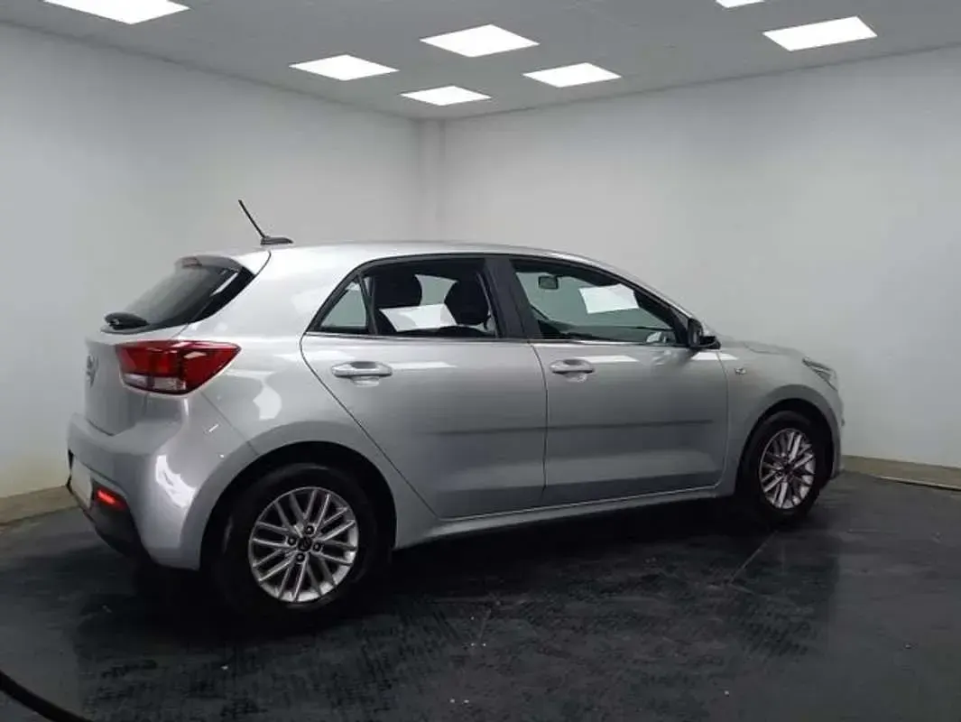 Usado Kia Rio Urban 84 CV (61 kW) 2020 Gris Berlina
